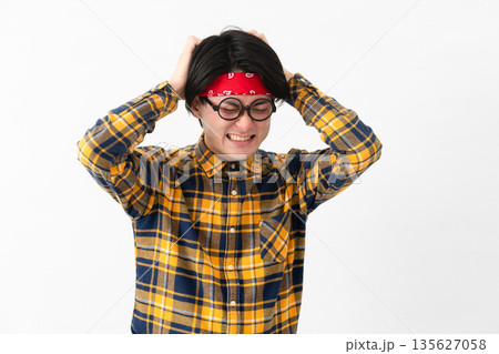 チェック柄の服を着た若い男性 135627058