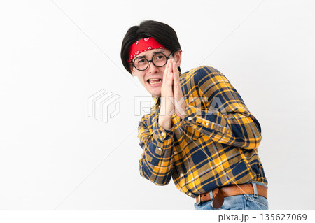 チェック柄の服を着た若い男性 135627069