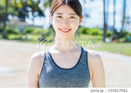 リゾート地でジョギングをする若い女性 135627081