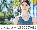 リゾート地でジョギングをする若い女性 135627082