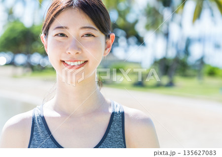 リゾート地でジョギングをする若い女性 135627083
