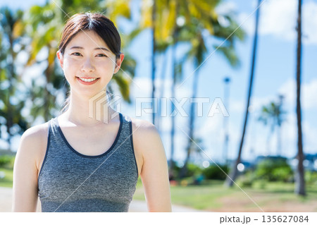 リゾート地でジョギングをする若い女性 135627084