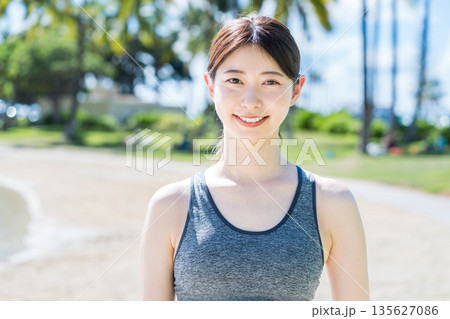 リゾート地でジョギングをする若い女性 135627086
