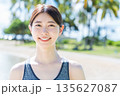 リゾート地でジョギングをする若い女性 135627087