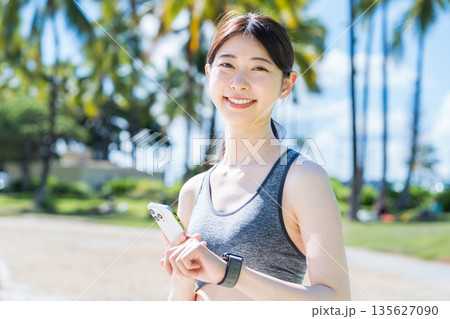 リゾート地でジョギングをする若い女性 135627090