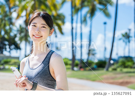 リゾート地でジョギングをする若い女性 135627091