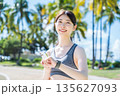 リゾート地でジョギングをする若い女性 135627093