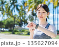 リゾート地でジョギングをする若い女性 135627094