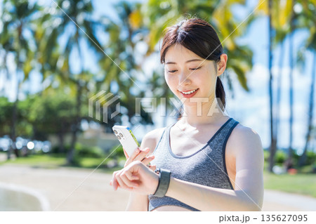 リゾート地でジョギングをする若い女性 135627095