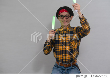 チェック柄の服を着た若い男性 135627369