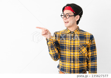 チェック柄の服を着た若い男性 135627377