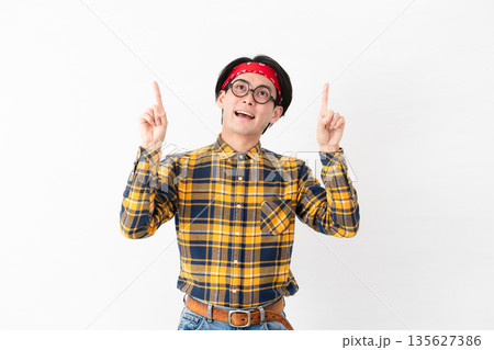 チェック柄の服を着た若い男性 チェック柄の服を着た若い男性 135627386