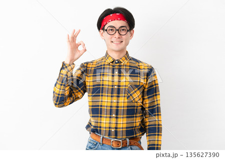 チェック柄の服を着た若い男性 135627390