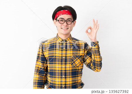 チェック柄の服を着た若い男性 チェック柄の服を着た若い男性 135627392