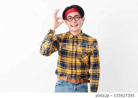 チェック柄の服を着た若い男性 135627395