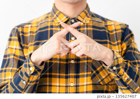 チェック柄の服を着た若い男性 135627407