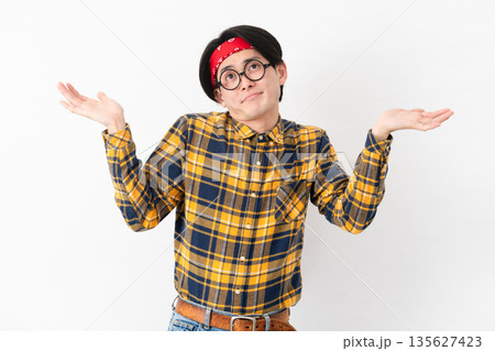 チェック柄の服を着た若い男性 チェック柄の服を着た若い男性 135627423