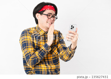 チェック柄の服を着た若い男性 135627431