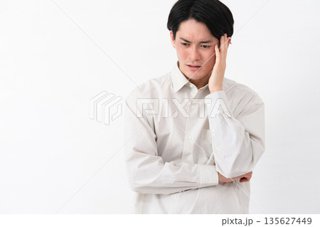長袖白シャツを着ている若い男性 長袖白シャツを着ている若い男性 135627449