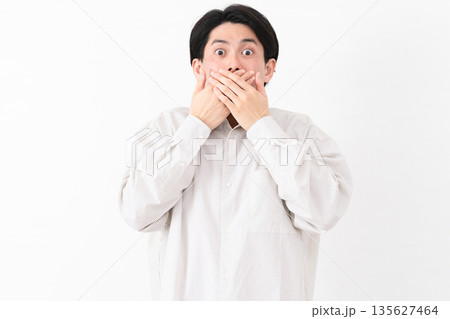 長袖白シャツを着ている若い男性 長袖白シャツを着ている若い男性 135627464