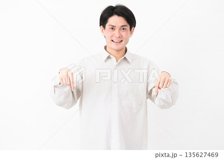 長袖白シャツを着ている若い男性 長袖白シャツを着ている若い男性 135627469