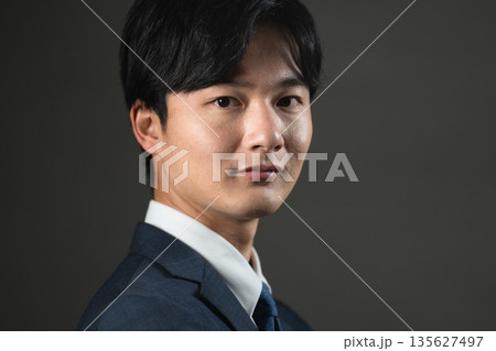 スーツ姿の若い男性 ビジネスイメージ スーツ姿の若い男性 ビジネスイメージ 135627497