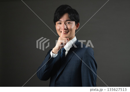 スーツ姿の若い男性　ビジネスイメージ 135627513