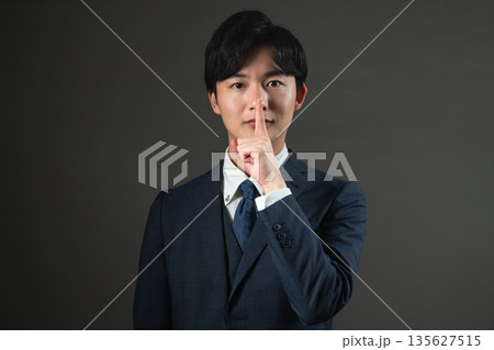 スーツ姿の若い男性　ビジネスイメージ 135627515