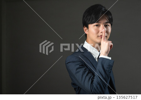 スーツ姿の若い男性　ビジネスイメージ 135627517