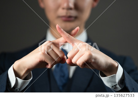スーツ姿の若い男性 ビジネスイメージ スーツ姿の若い男性 ビジネスイメージ 135627533