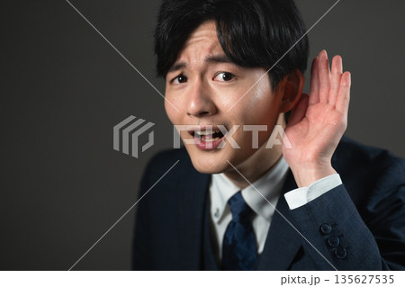 スーツ姿の若い男性　ビジネスイメージ 135627535