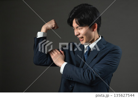 スーツ姿の若い男性　ビジネスイメージ 135627544