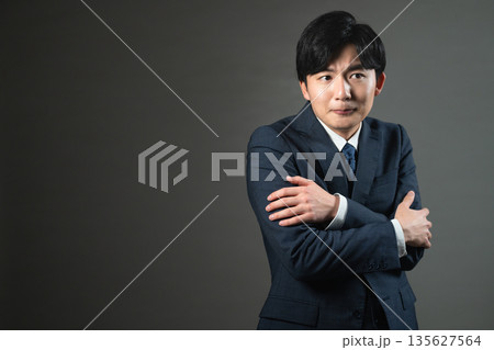 スーツ姿の若い男性　ビジネスイメージ 135627564