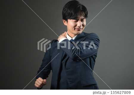 スーツ姿の若い男性　ビジネスイメージ 135627809