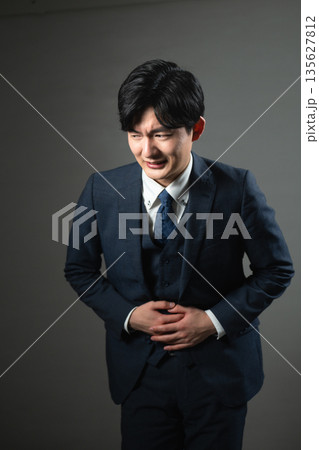 スーツ姿の若い男性 ビジネスイメージ スーツ姿の若い男性 ビジネスイメージ 135627812