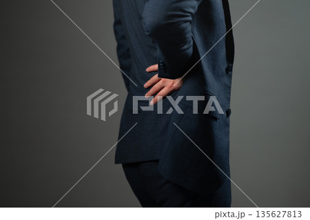 スーツ姿の若い男性 ビジネスイメージ スーツ姿の若い男性 ビジネスイメージ 135627813
