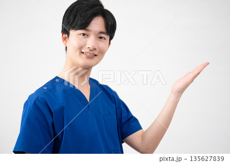医療用スクラブを着ている若い男性 医療用スクラブを着ている若い男性 135627839