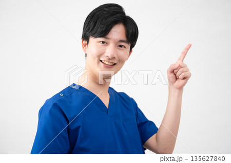 医療用スクラブを着ている若い男性 医療用スクラブを着ている若い男性 135627840