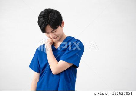 医療用スクラブを着ている若い男性 135627851