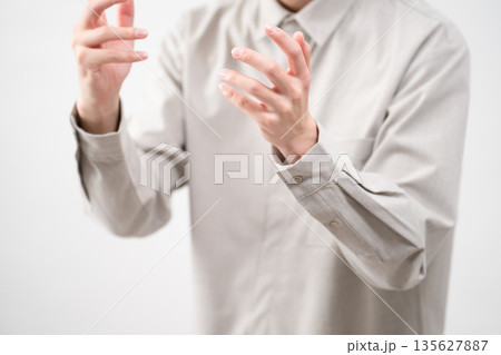 長袖シャツを着ている若い男性　ライフスタイルイメージ 135627887