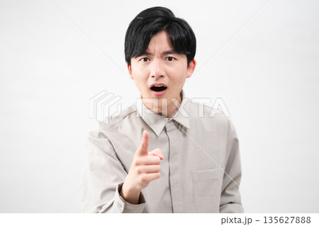 長袖シャツを着ている若い男性 ライフスタイルイメージ 長袖シャツを着ている若い男性 ライフスタイルイメージ 135627888