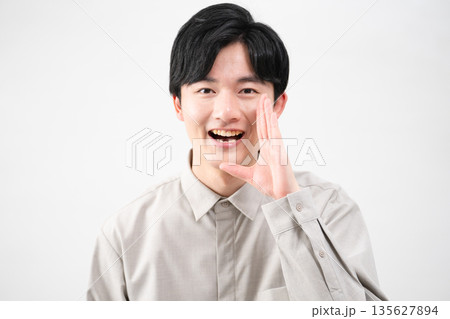 長袖シャツを着ている若い男性 ライフスタイルイメージ 長袖シャツを着ている若い男性 ライフスタイルイメージ 135627894