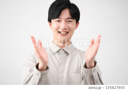 長袖シャツを着ている若い男性 ライフスタイルイメージ 長袖シャツを着ている若い男性 ライフスタイルイメージ 135627935
