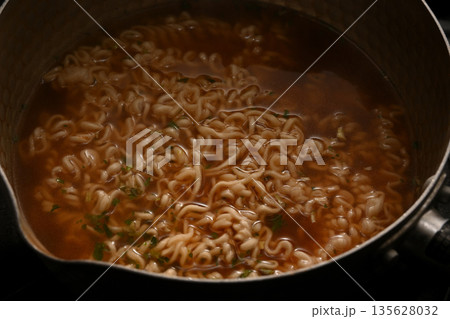 インスタントラーメン インスタントラーメン 135628032