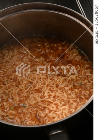 インスタントラーメン 135628067
