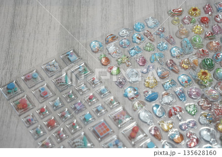 大人気の立体シール 135628160