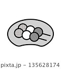 皿に盛られた団子のモノクロイラスト 135628174