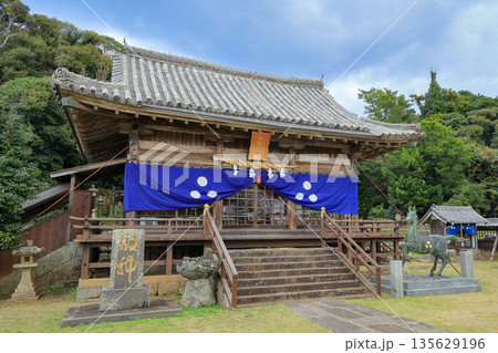 長崎県平戸市　亀岡神社拝殿 135629196