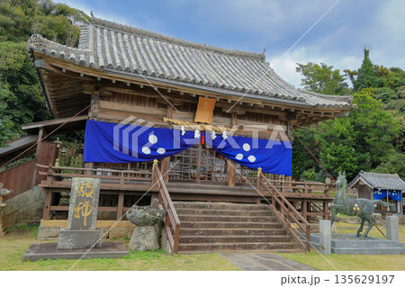 長崎県平戸市 亀岡神社拝殿 長崎県平戸市 亀岡神社拝殿 135629197
