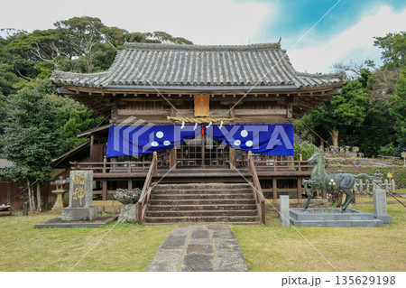 長崎県平戸市　亀岡神社拝殿 135629198